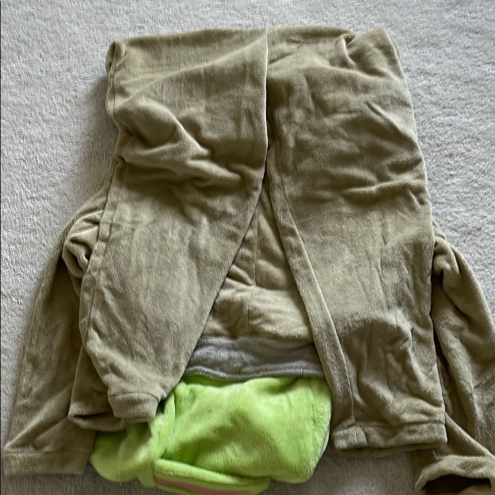 Used Star Wars yoda adult onsie - Picture 6 of 6